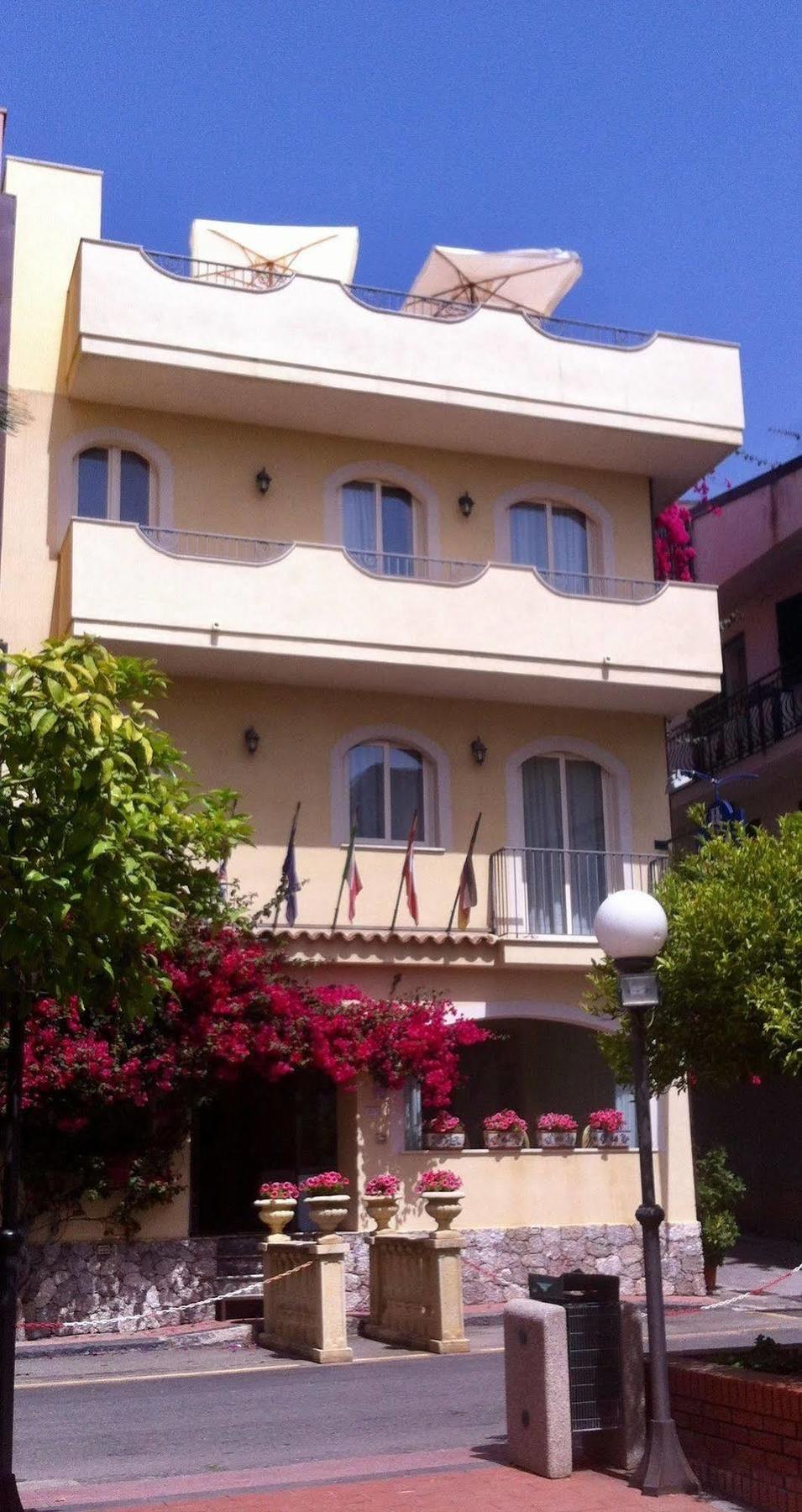 Hotel Sylesia Letojanni Exterior photo